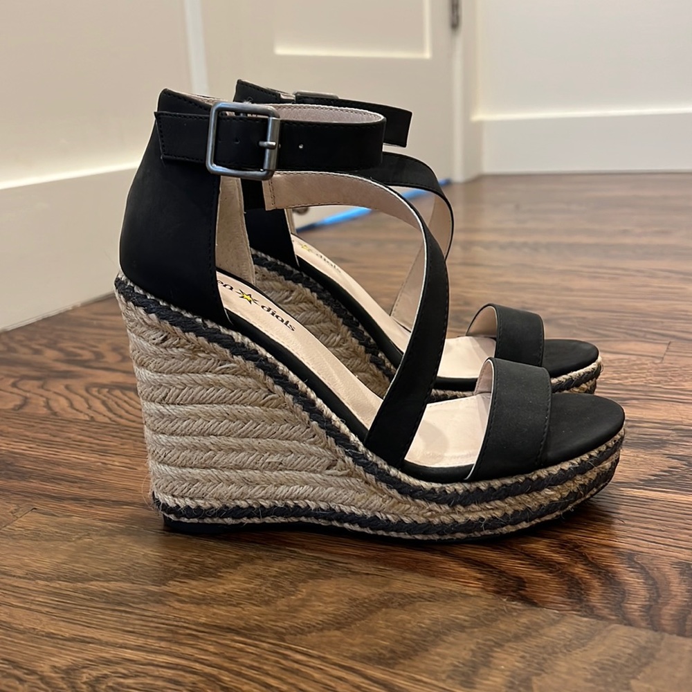 Black and straw wedges